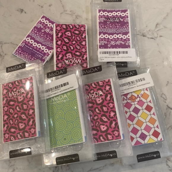 MoDa New York Patterned Phone Chargers - Pink, Green, Multicolor - Picture 3 of 5